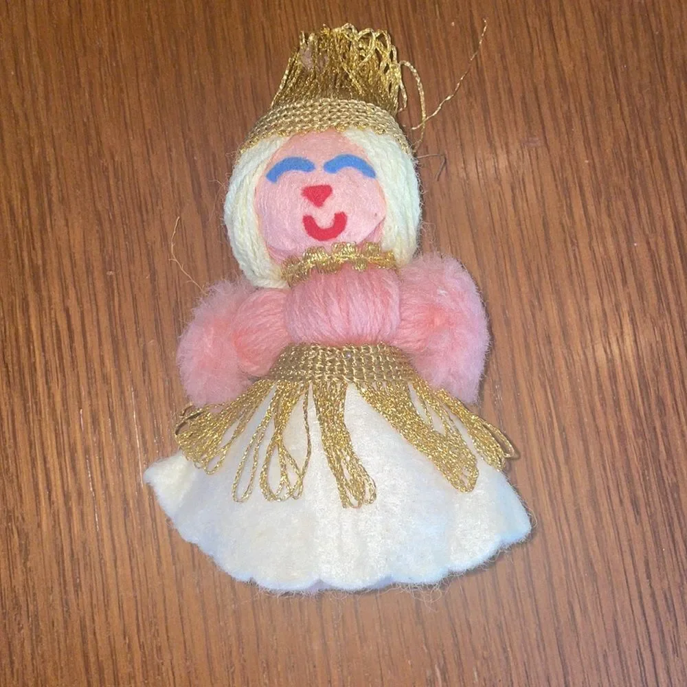 Vtg yarn &‎ felt queen/princess Christmas tree ornament